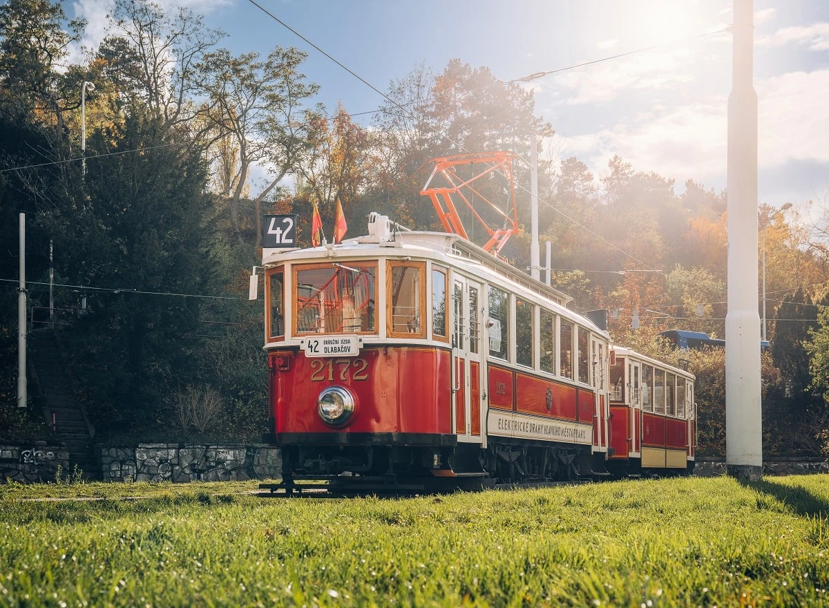 Turistická tramvaj s vlečným vozem | Zdroj: Prague City Tourism | Foto: David Vančišin