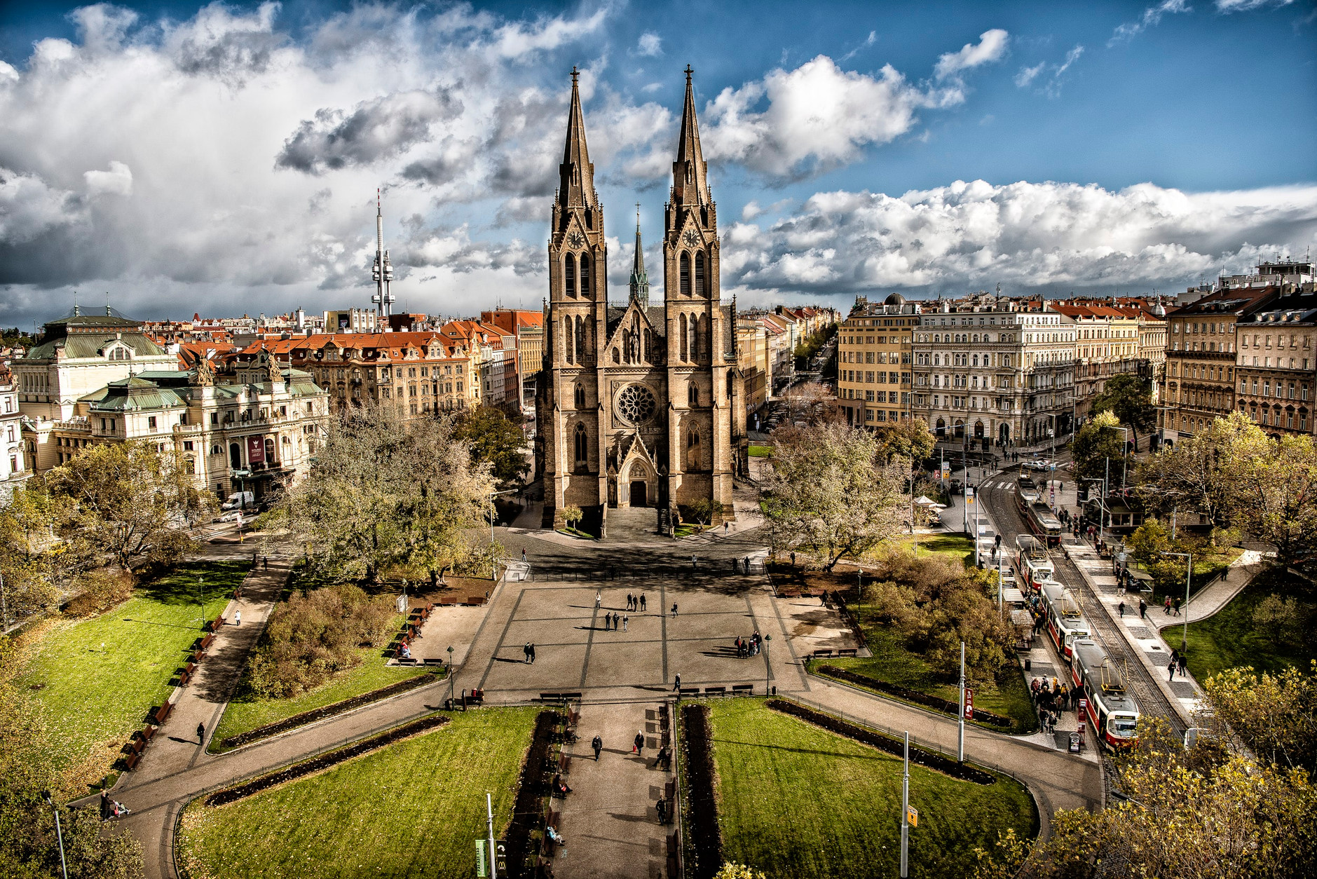 Náměstí Míru s kostelem sv. Ludmily