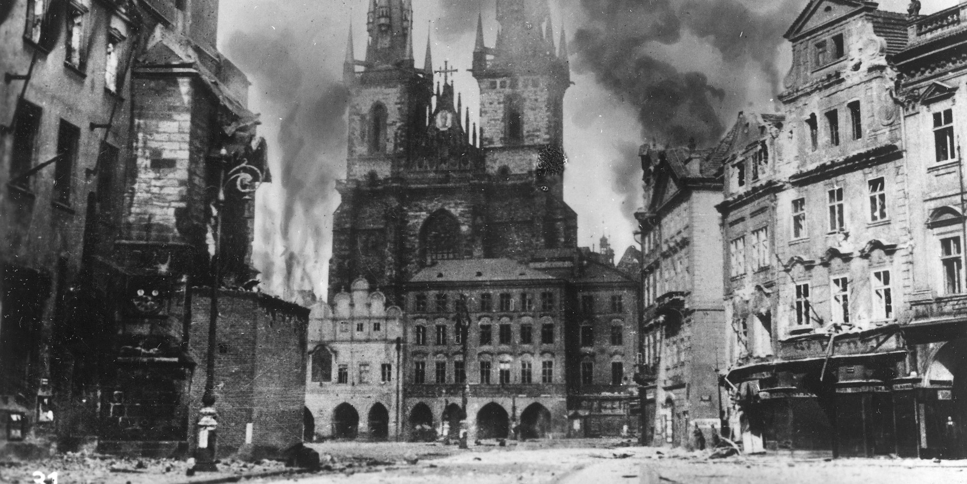 Staroměstské náměstí květen 1945 © Archiv Jaroslava Čvančary 