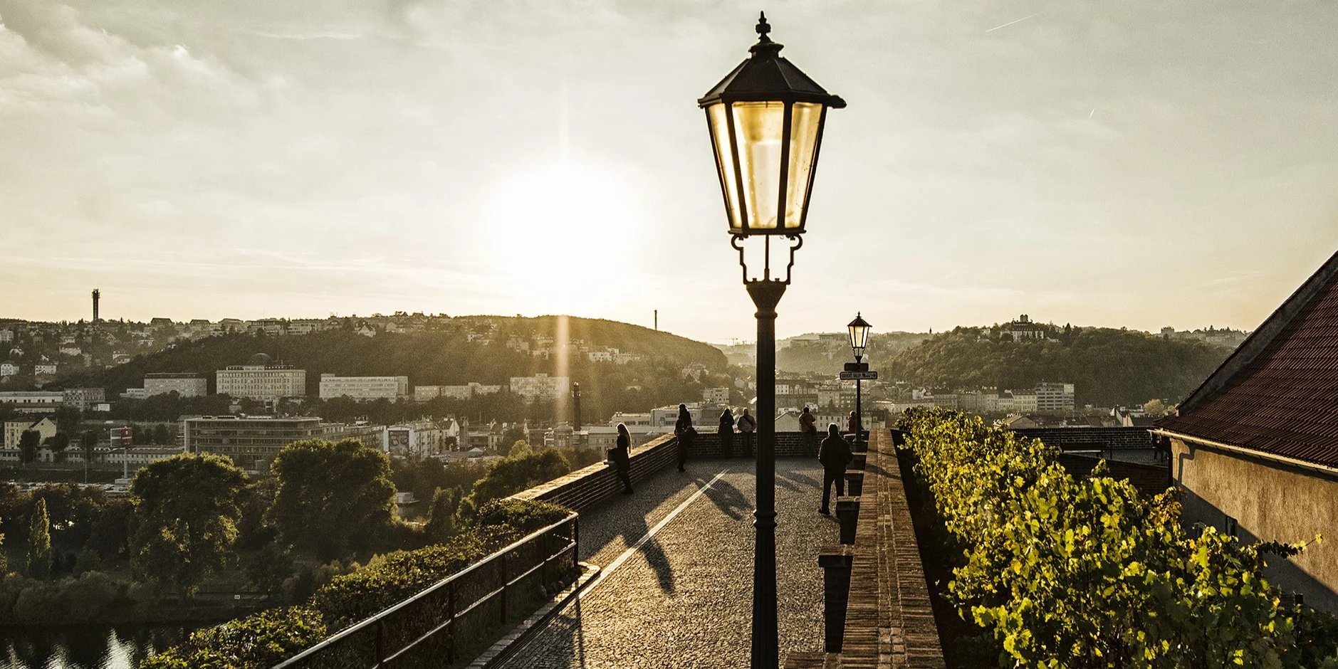 Praha2, Vyšehrad, lucerna, lidé, hradby, vinice