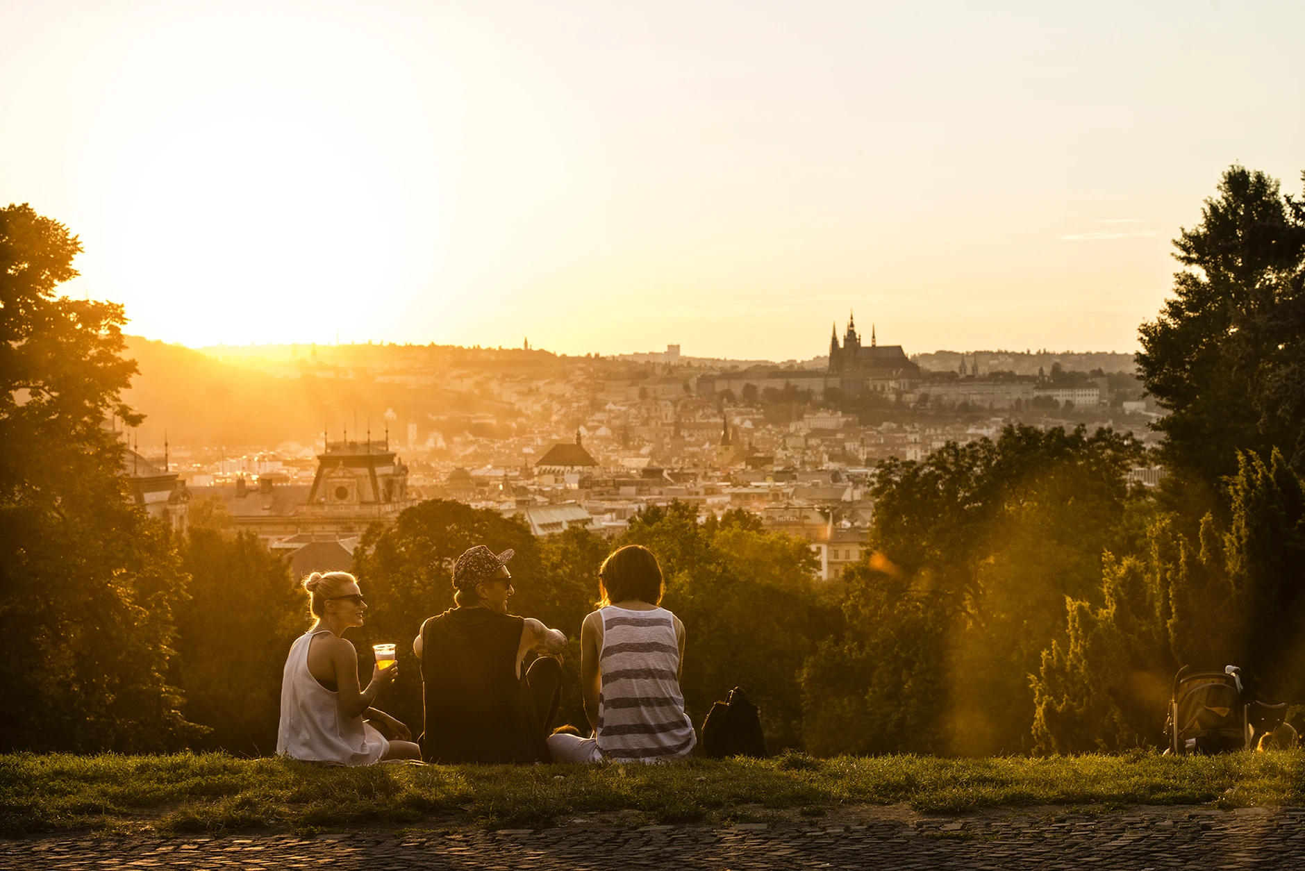 Praha2, Riegrovy sady, panorama, výhled, Pražský hrad, zeleň, západ Slunce, lidé