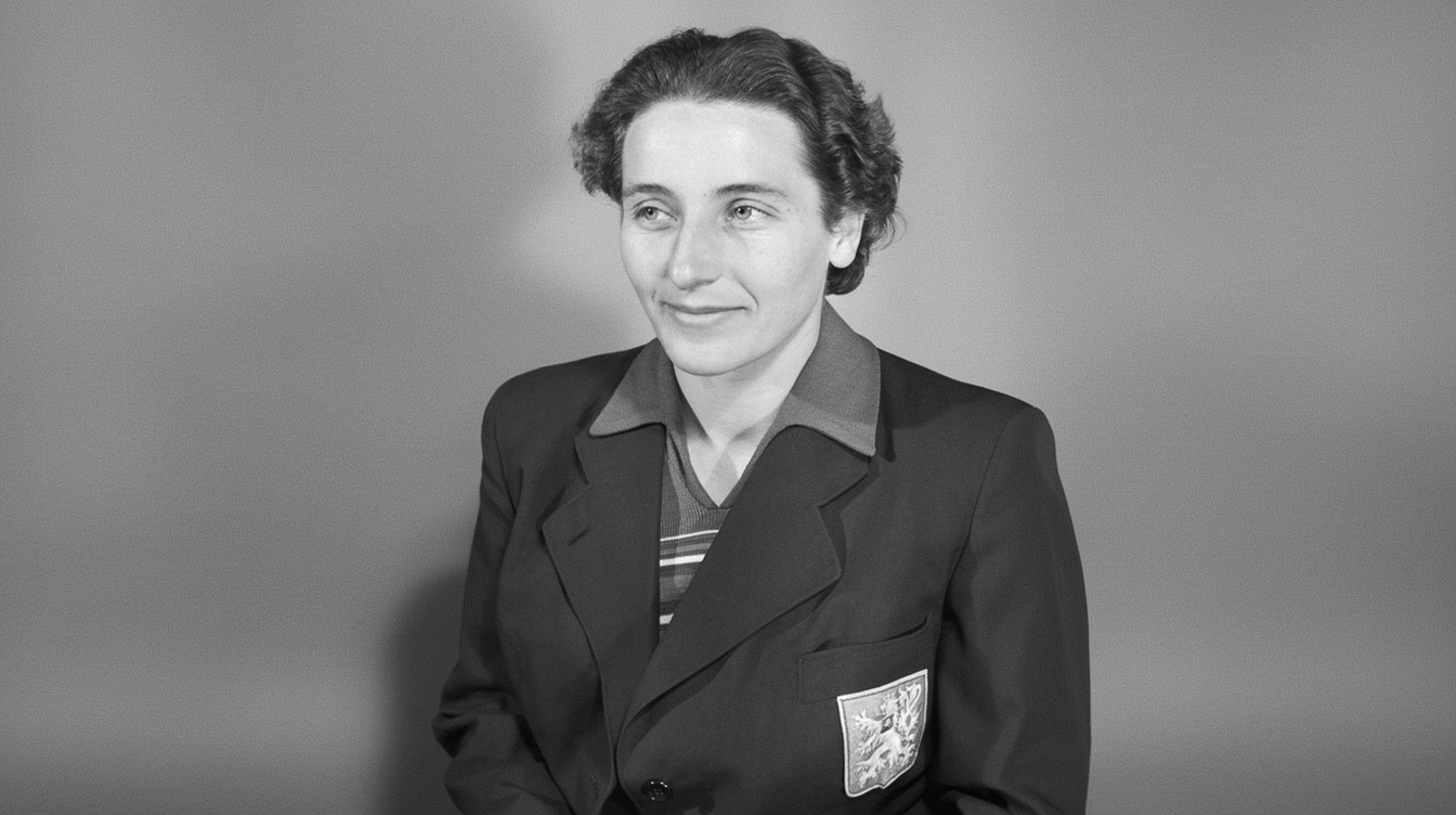 Čs. reprezentantka v lehké atletice Dana Zátopková, mistryně sportu za vítězství na XV. olympijských hrách v Helsinkách v hodu oštěpem, 13. května 1953. ***dobový text***,Image: 670579860, License: Rights-managed, Restrictions: , Model Release: no, Credit line: ČTK / Hampl Alexandr
