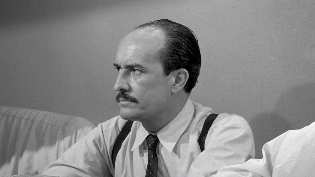 Jiří Voskovec, 1957 | Zdroj: Wikimedia Commons | <br> Fotografie byla digitálně vyčištěna pomocí AI.