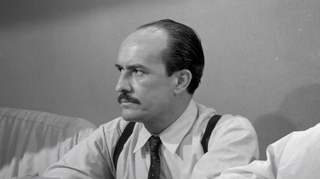 Jiří Voskovec, 1957 | Zdroj: Wikimedia Commons | <br> Fotografie byla digitálně vyčištěna pomocí AI.