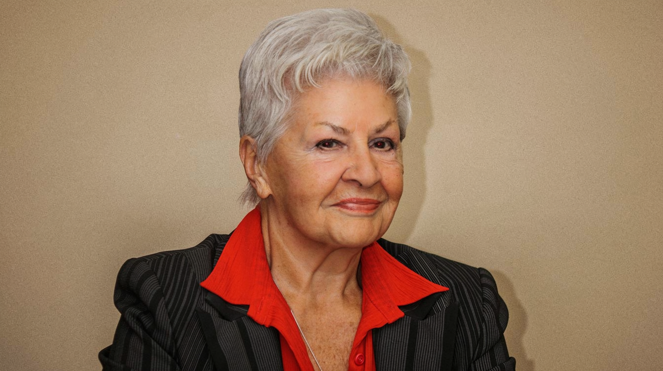 Kamila Moučková (20. podzimní knižní veletrh, 2010)  | Zdroj: Wikimedia Commons <br> Titulní fotografie byla digitálně vyčištěna pomocí AI.