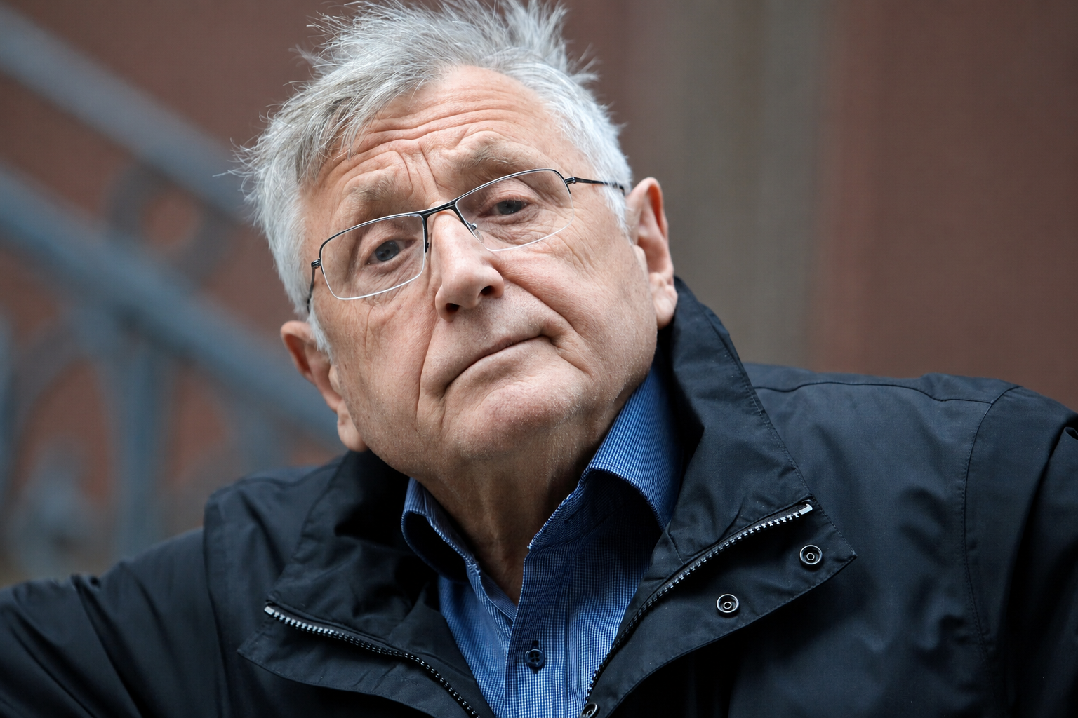 Jiří Menzel, Wiesbaden 24. dubna 2016 | Zdroj: commons.wikimedia.org, autor: Paul Katzenberger<br>Titulní fotografie byla digitálně vyčištěna pomocí AI.