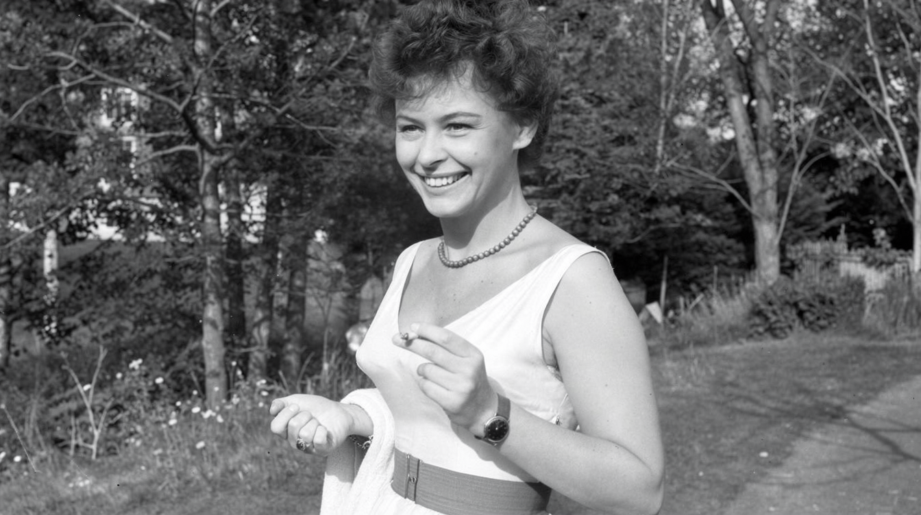 Irena Kačírková, XI. Mezinárodní filmový festival Karlovy Vary, 23. července 1958. | Credit line: ČTK / Leoš Nebor | <br> Fotografie byla digitálně vyčištěna pomocí AI.