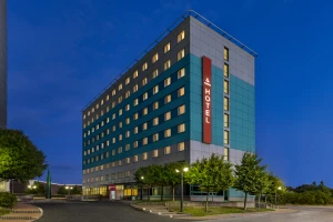 celkový pohled na budovu hotelu Amedia Express Prague