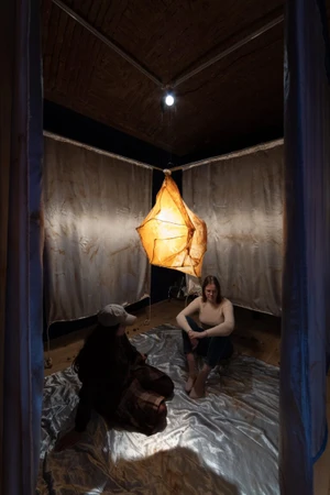 Instalace se světlem v galerii.