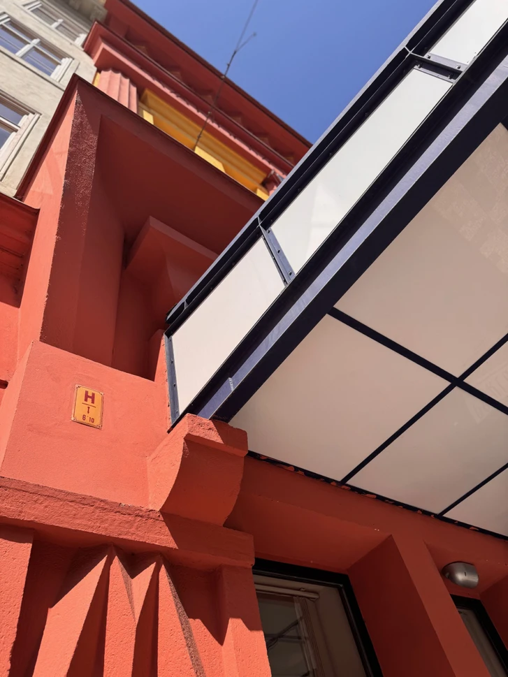 Průčelí Švandova divadla v kubistickém tvarosloví Ladislava Machoně, 20. léta 20. století. Foto: Marika Čepková | PCT