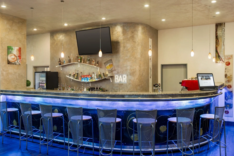 bar hotelu Amedia Express Prague ve fialové barvě