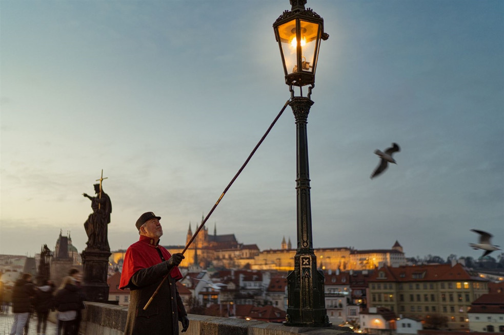 Lampář na Karlově mostě | Zdroj: Prague City Tourism