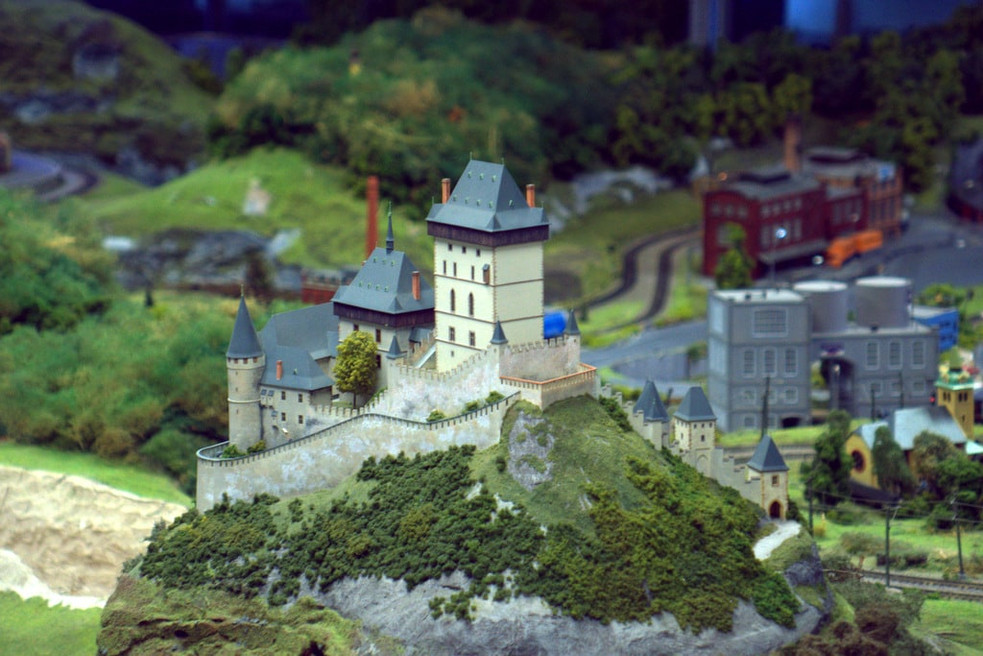 Hrad Karlštejn | zdroj: www.kralovstvi-zeleznic.cz