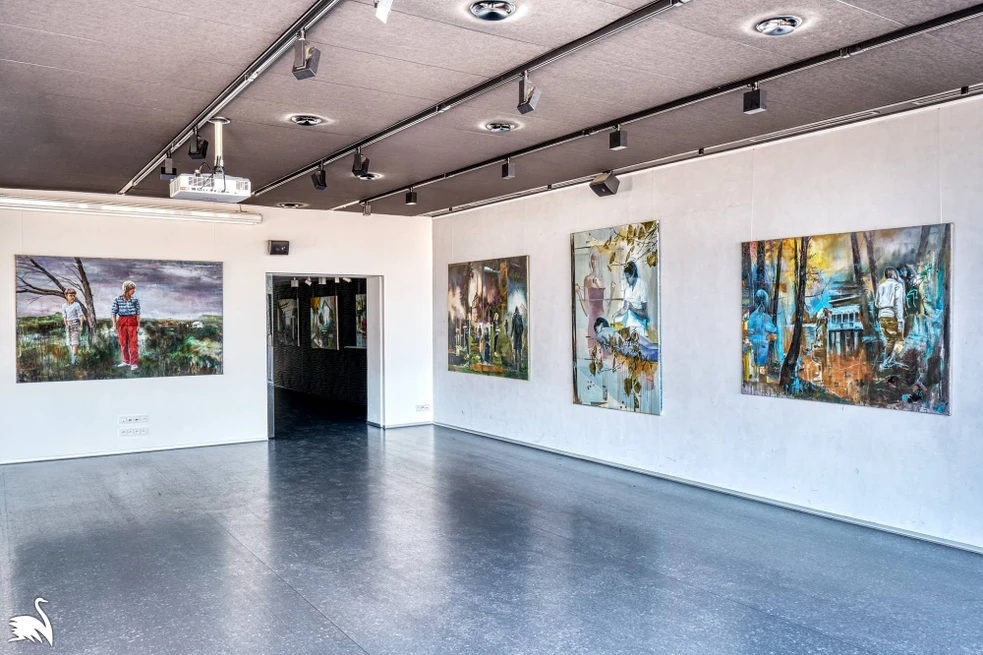 Pohled do výstavy, obrazy na stěnách.