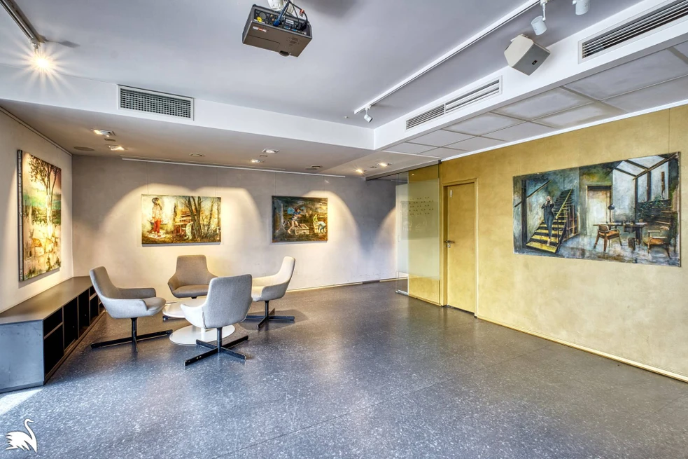 Pohled do výstavy, obrazy na stěnách.