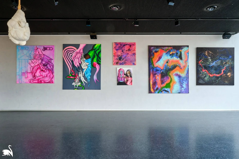 Pohled do výstavy, obrazy na stěnách.