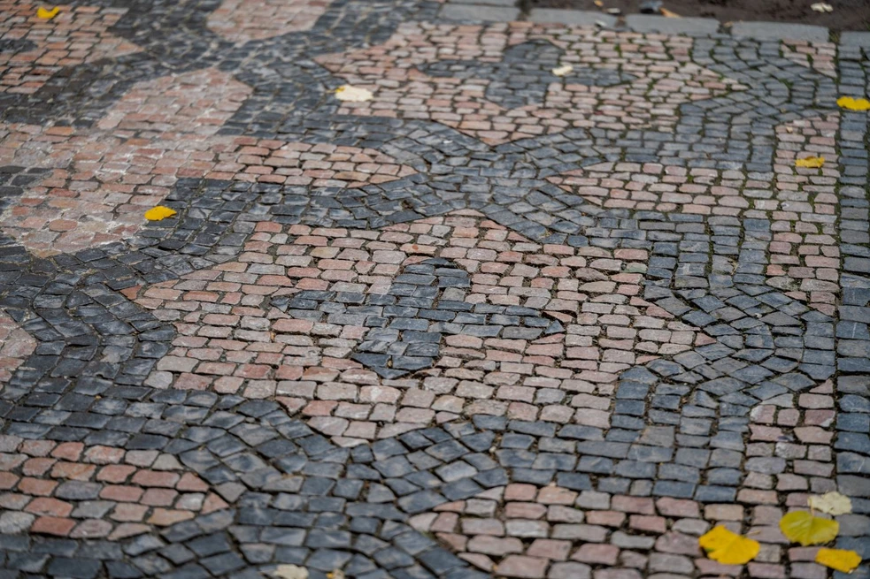 Dlažba - Hvězdy a kříže — Pařížská ulice