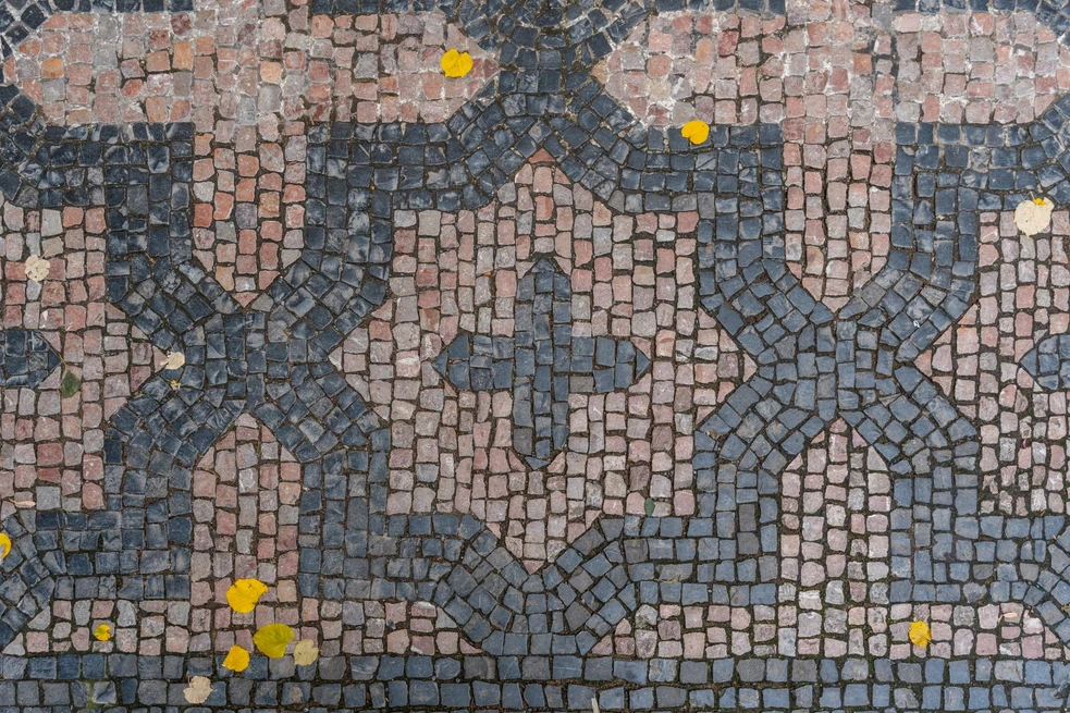 Dlažba - Hvězdy a kříže — Pařížská ulice