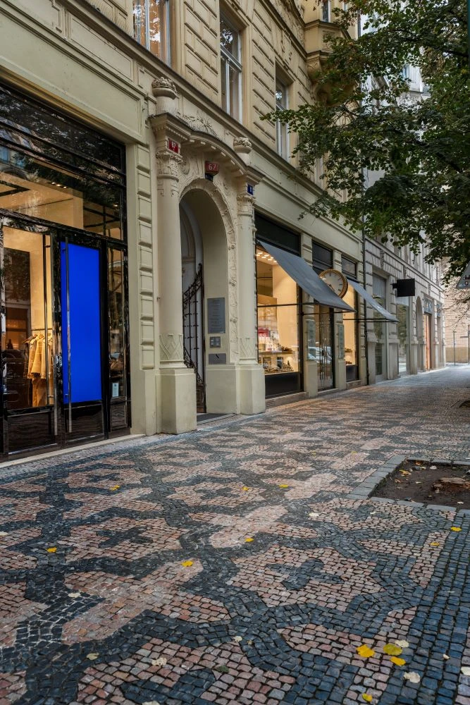 Dlažba - Hvězdy a kříže — Pařížská ulice