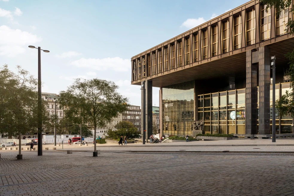 Žulová dlažba, okolí Národního muzea.