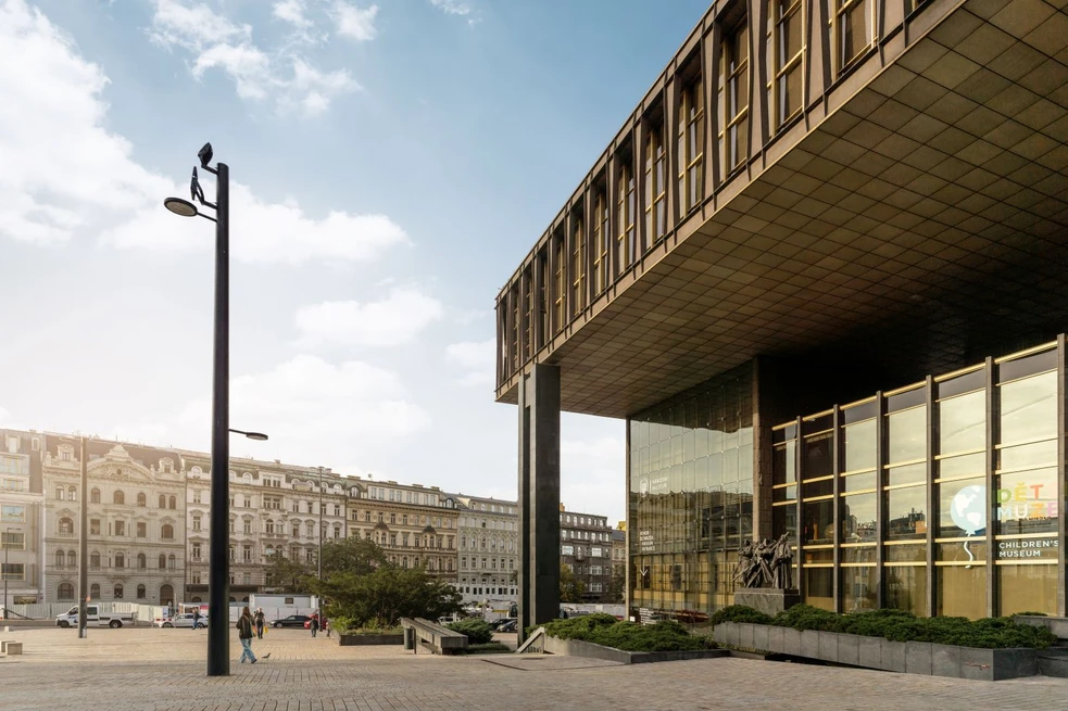 Žulová dlažba, okolí Národního muzea.