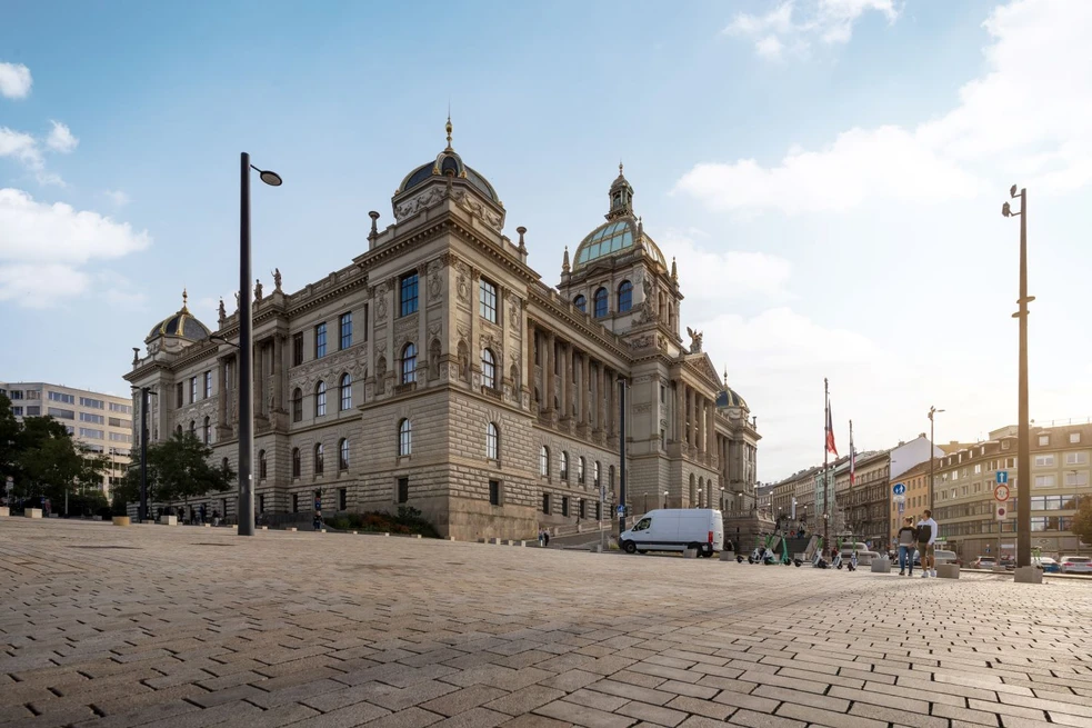 Žulová dlažba, okolí Národního muzea.