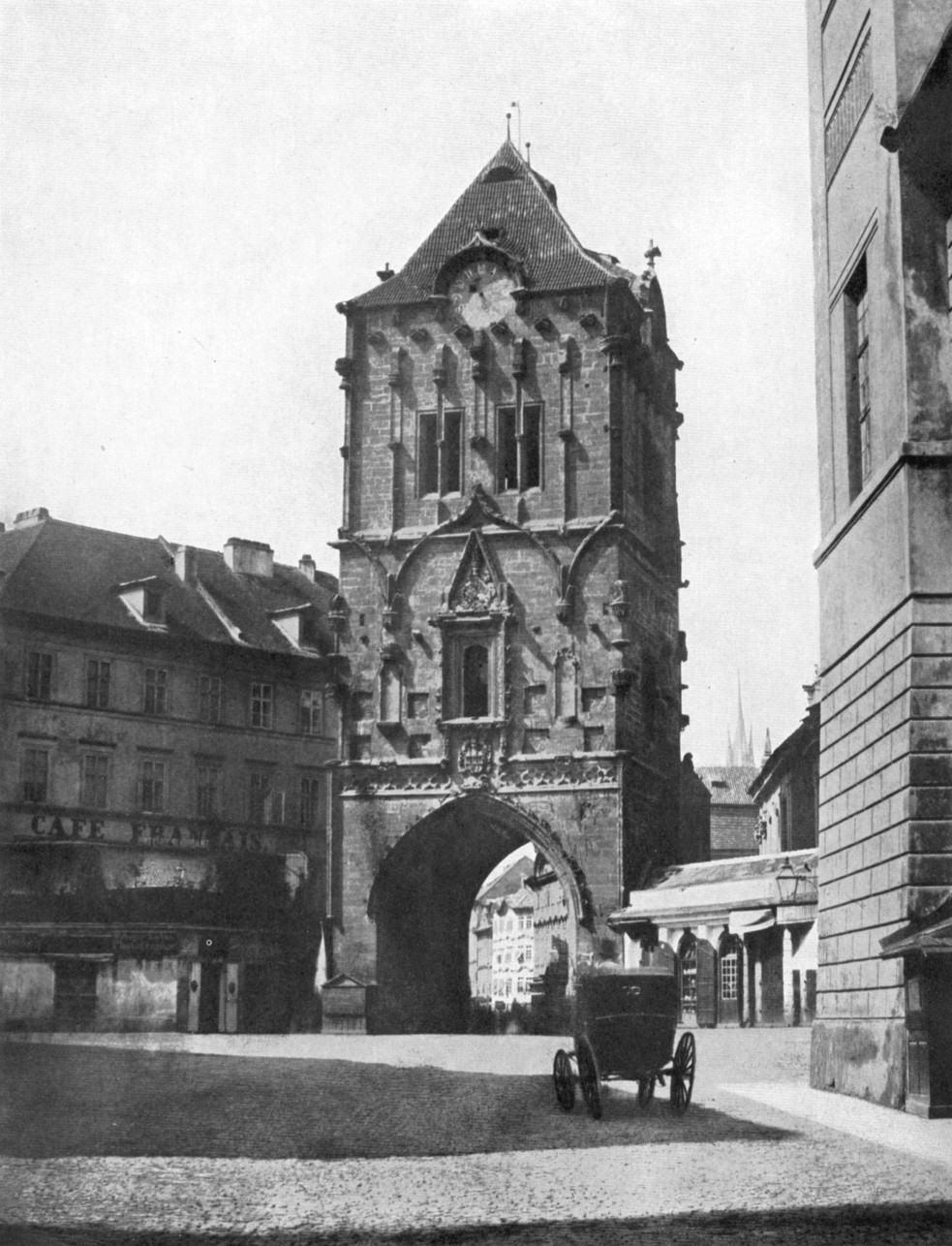 Prašná brána v roce 1856 na fotografii Andrease Grolla | Zdroj: Wikipedia 