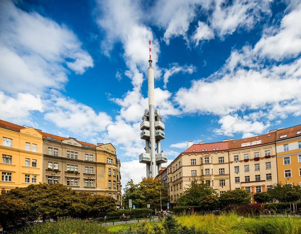 Žižkovská televizní věž od Škroupova náměstí | Zdroj: Prague City Toursim