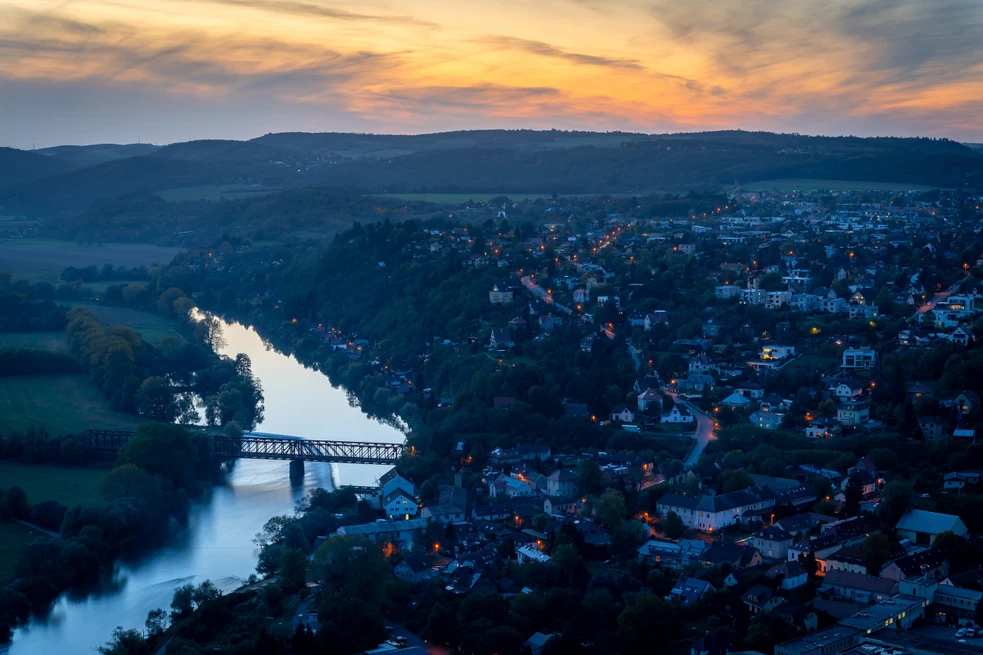 Letecký pohled na řeku Berounku a Černošice za soumraku.