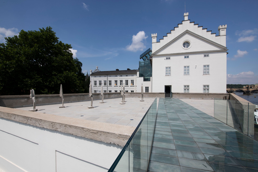 Terasa Musea Kampa, instalace: Olbram Zoubek, Zastřelený, foto Oto Palán