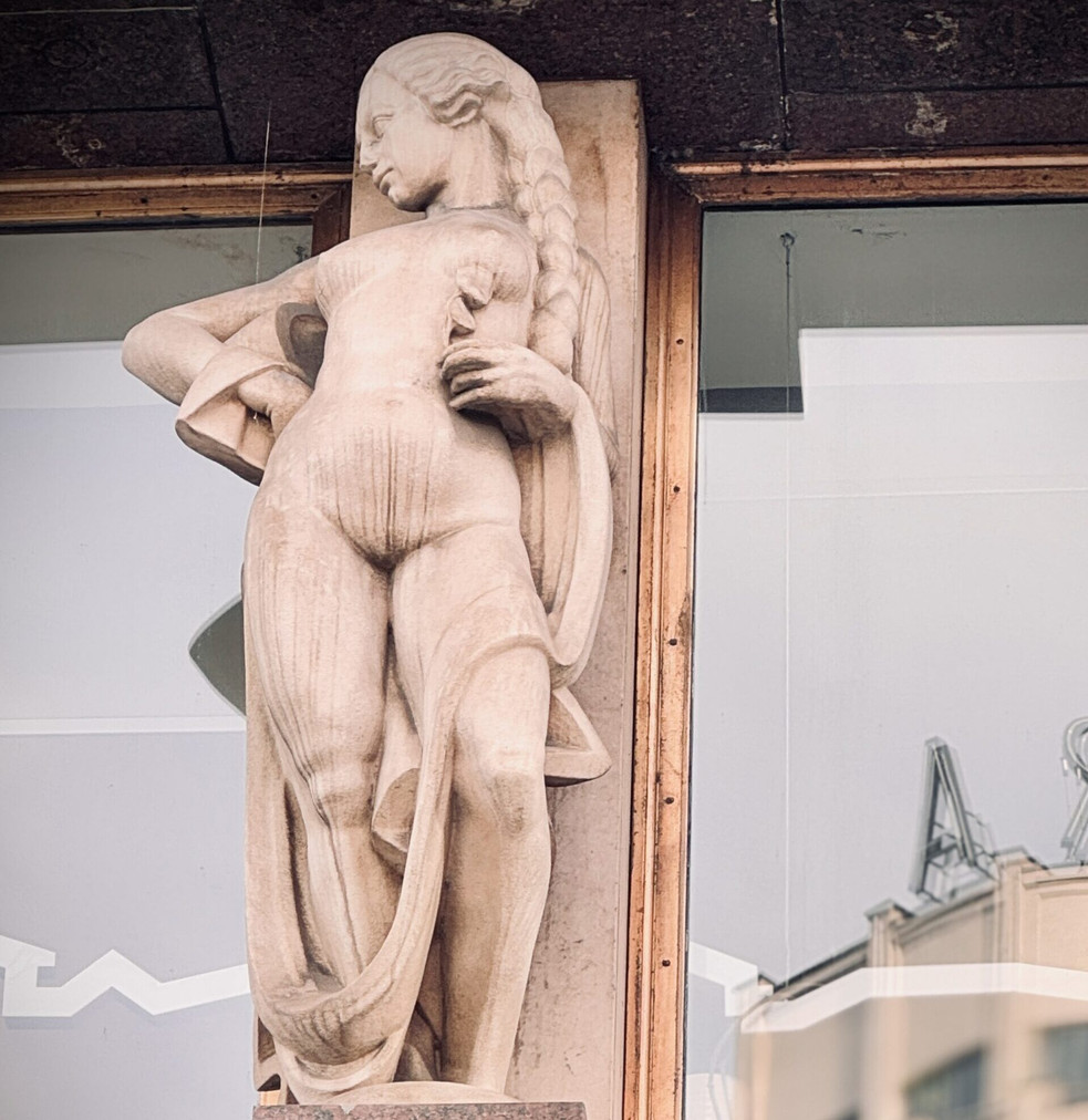 Johann Adolf Mayerl, jedna z deseti tančících postav na paláci Adria, foto Marika Čepková | PCT