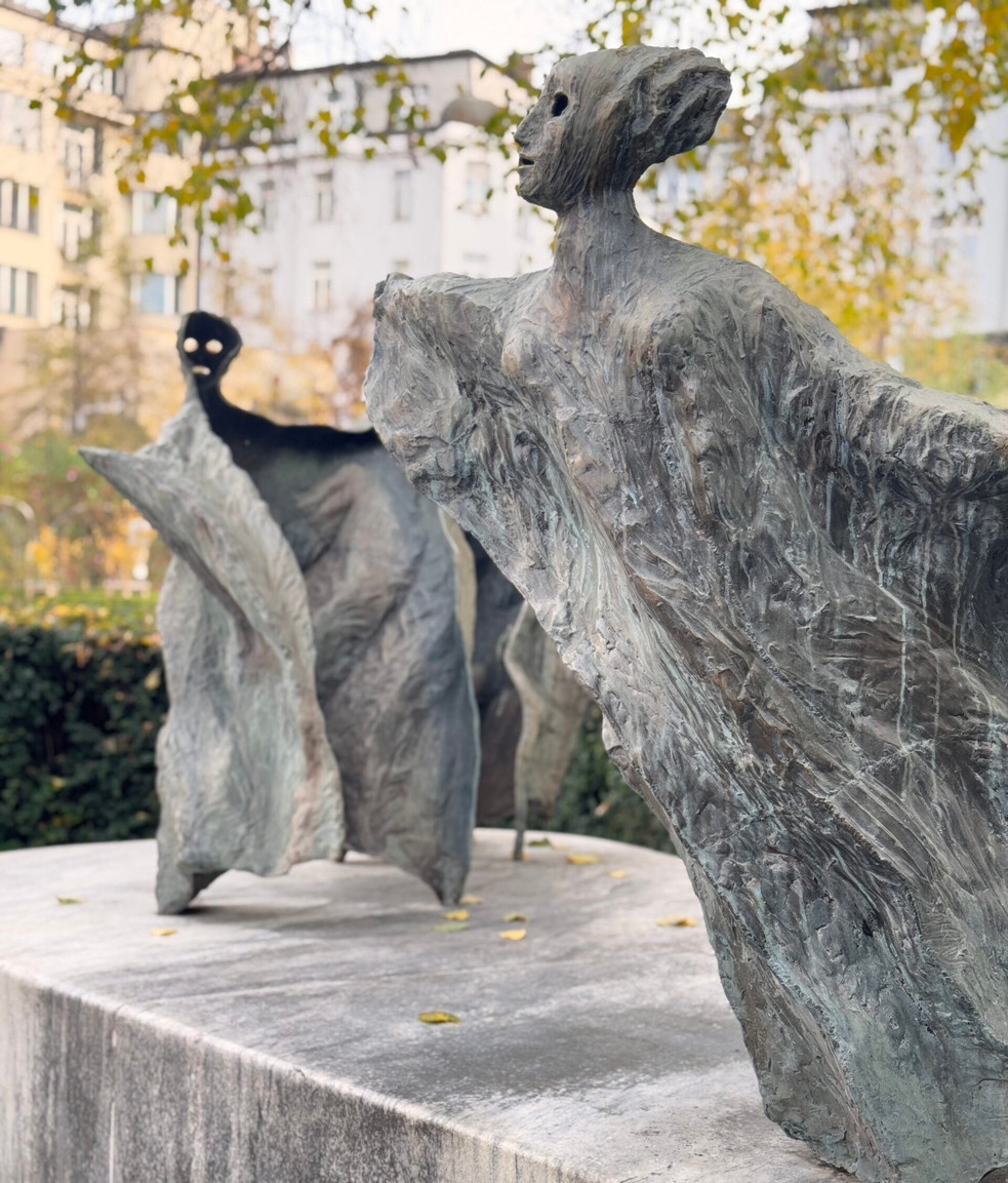 Josef Klimeš, Divoženky a poletuchy, bronzová plastika s pítkem na žulovém podstavci, foto Marika Čepková | PCT