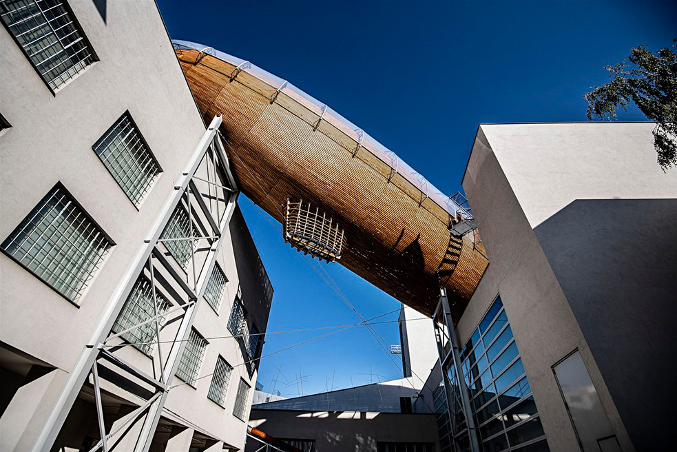 Centrum současného uměn DOX, vzducholoď Gulliver Martina Rajniše