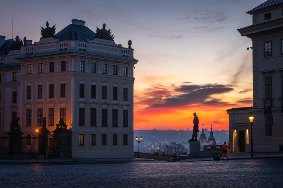 Pohled na Hradčanské náměstí s 1. nádvořím Pražského hradu