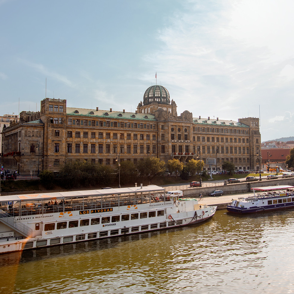 Monumentální palácová architektura pro Ministerstvo obchodu, průmyslu a živností, původně také sídlo Patentového úřadu provedená v letech 1928–1934 podle projektu architekta Josefa Fanty