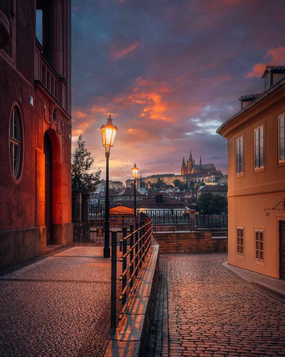 Platnéřská ulice s výhledem na Pražský hrad