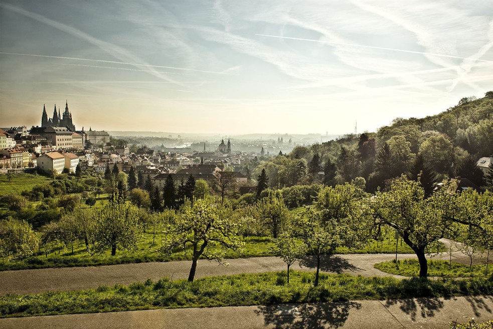 Výhled na Prahu z Petřína, jen kousek od Hřebenek