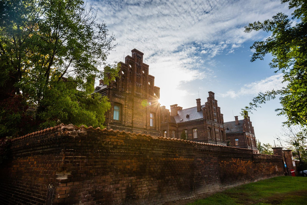 Porodnice U Apolináře, kde začíná děj románu Sedmikostelí