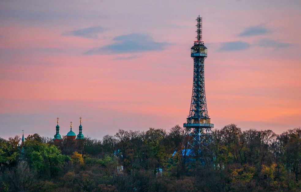 Petřín po setmění