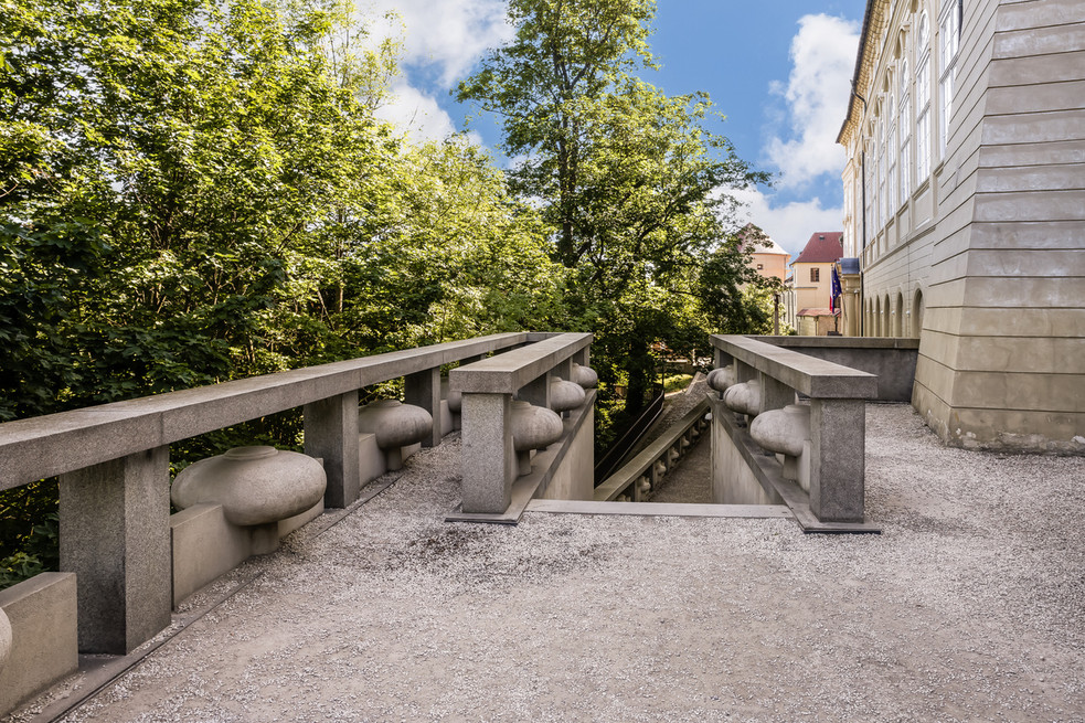 Kamenné schodiště ze čtvrtého nádvoří Pražského hradu
