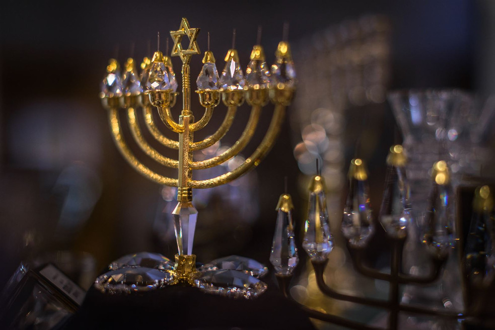 Židovský svícen v Židovském muzeu v Josefově