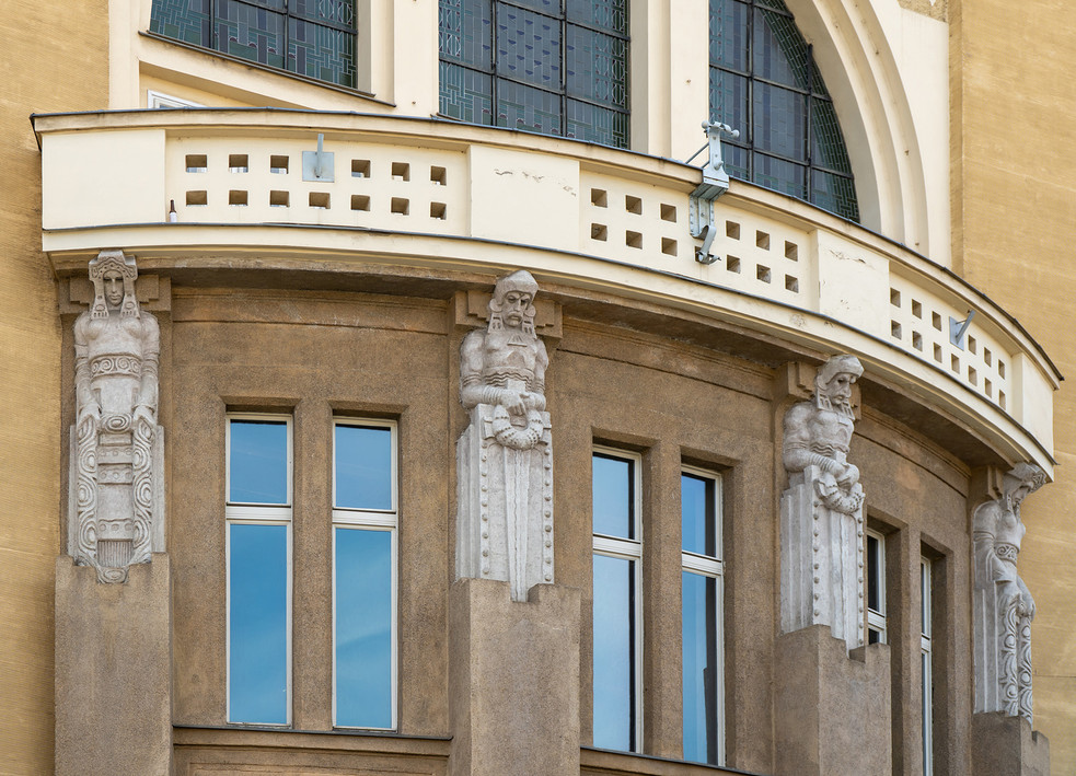 Emil Králíček, Libeňská sokolovna; sochařská výzdoba: Karel Pavlík a Antonín Odehnal