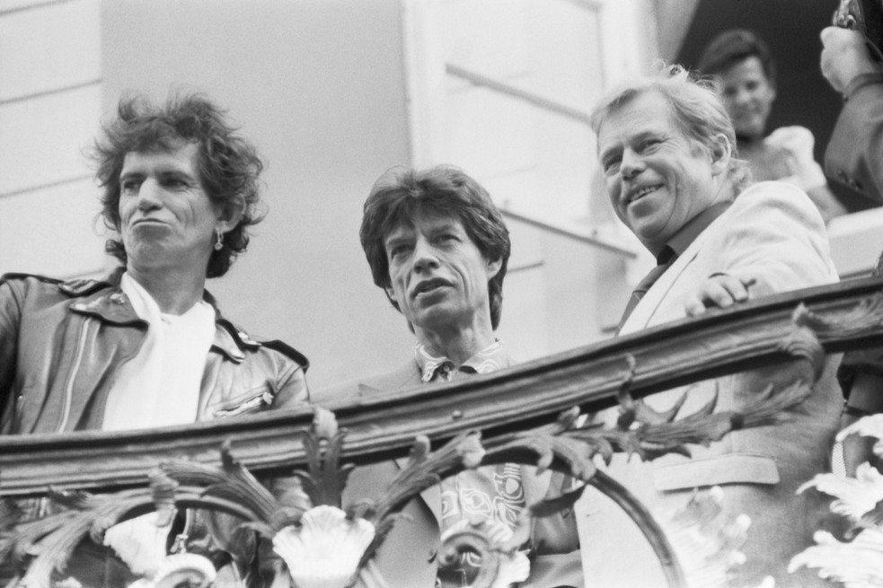 Prezident republiky Václav Havel (vpravo) a členové skupiny Rolling Stones Mick Jagger (uprostřed) a Keith Richards zdraví fanoušky z balkonu na nádvoří Pražského hradu. | Zdroj: ČTK, Michal Doležal