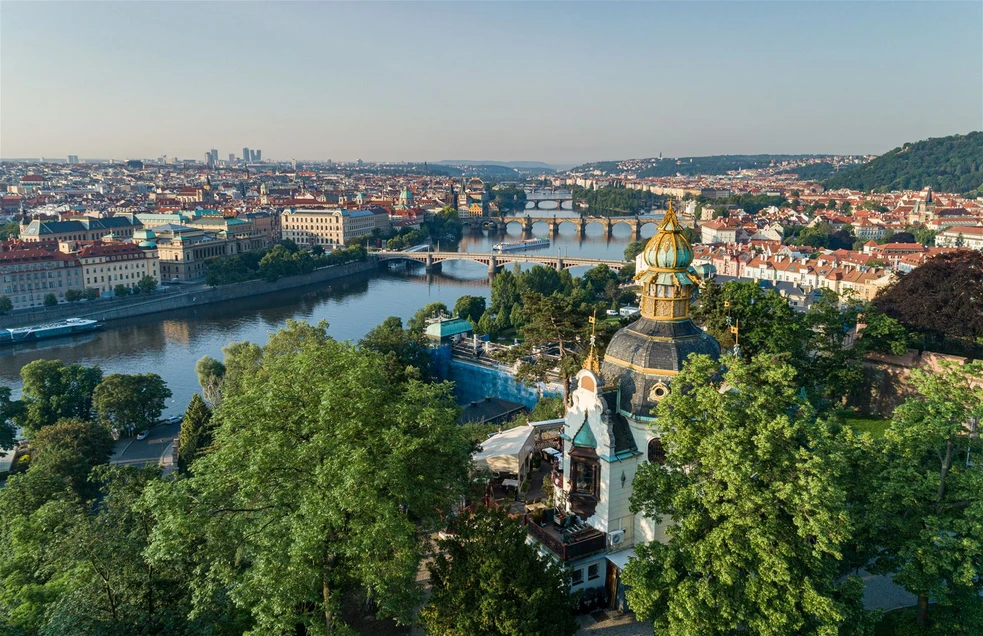 Hanavský pavilon a výhled z Letné na pražské mosty