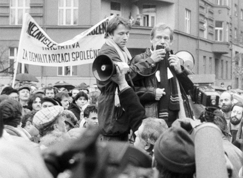 Spisovatel a signatář Charty 77 Václav Havel při projevu během demonstrace Praze 3 - Škroupovo náměstí, v kde se sešli stoupenci nezávislých skupin k výročí Všeobecné deklarace lidských práv.,Image: 667778003, License: Rights-managed, Restrictions: , Model Release: no  , Credit line: ČTK / Peška Stanislav