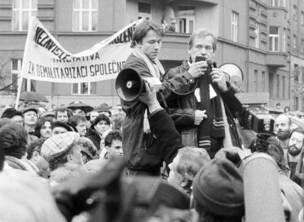 Spisovatel a signatář Charty 77 Václav Havel při projevu během demonstrace Praze 3 - Škroupovo náměstí, v kde se sešli stoupenci nezávislých skupin k výročí Všeobecné deklarace lidských práv.,Image: 667778003, License: Rights-managed, Restrictions: , Model Release: no  , Credit line: ČTK / Peška Stanislav