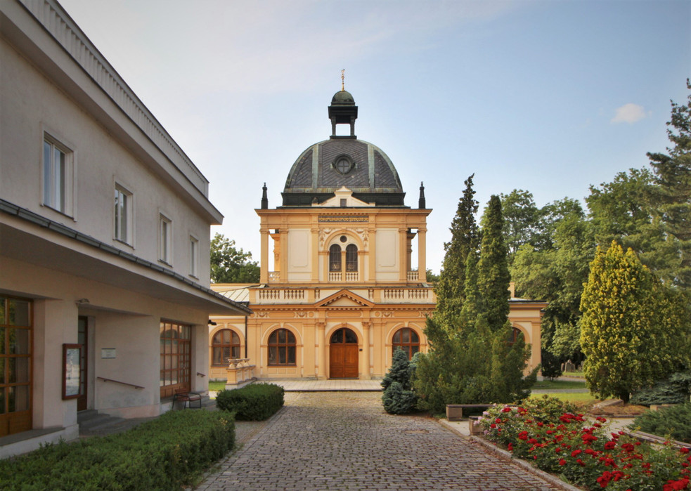 Obřadní síň, Nový Židovský hřbitov |  Zdroj: VitVit, CC BY-SA 4.0 <https://creativecommons.org/licenses/by-sa/4.0>, via Wikimedia Commons